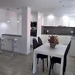 Apartamento totalmente reformado en 1ª linea