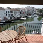 Estudi Amb Vistes Al Canal