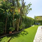 Bonita casa adosada con jardín privado y piscina comunitaria
