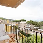 Bonita casa adosada con jardín privado y piscina comunitaria