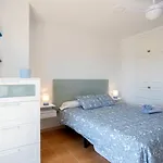 Bonita casa adosada con jardín privado y piscina comunitaria
