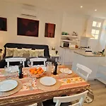 Casa con jardín a 30 metros de la playa. VL.