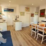 Casa con jardín a 30 metros de la playa. VL.