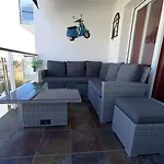 Appartement Proche Commerces Avec Grande Terrasse Et Piscine