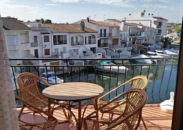 Estudi Amb Vistes Al Canal