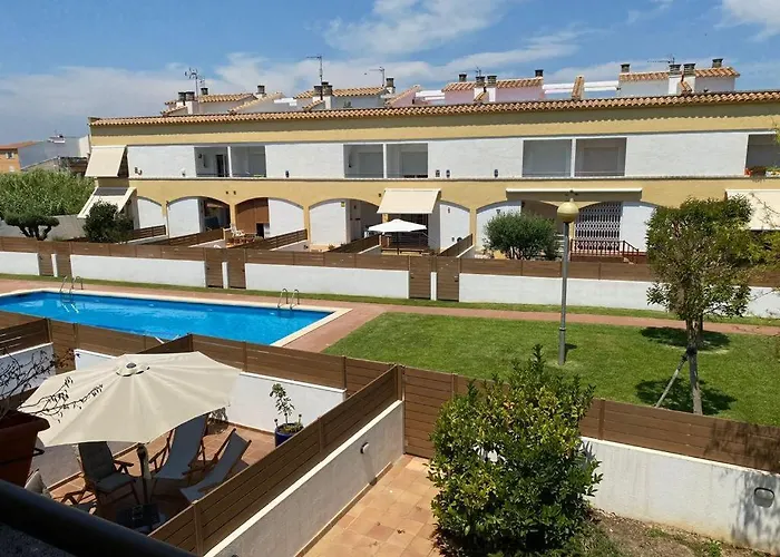 Casa Pareada Con Piscina