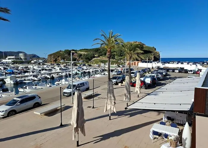 Maritime Promenade, Facing The Port