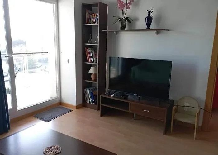 Appartement Proche Commerces Avec Grande Terrasse Et Piscine