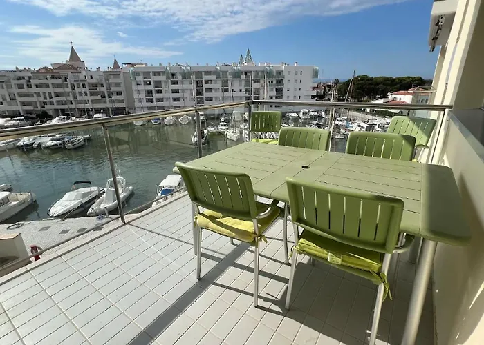 Precioso Piso Con Vista Al Canal Y Piscina En Roses
