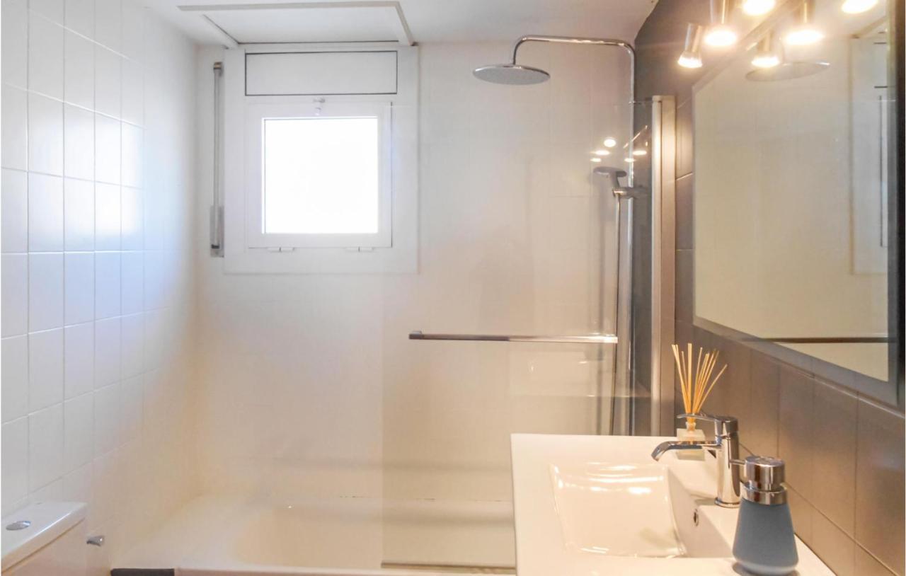Apartamento Stunning In With Kitchen