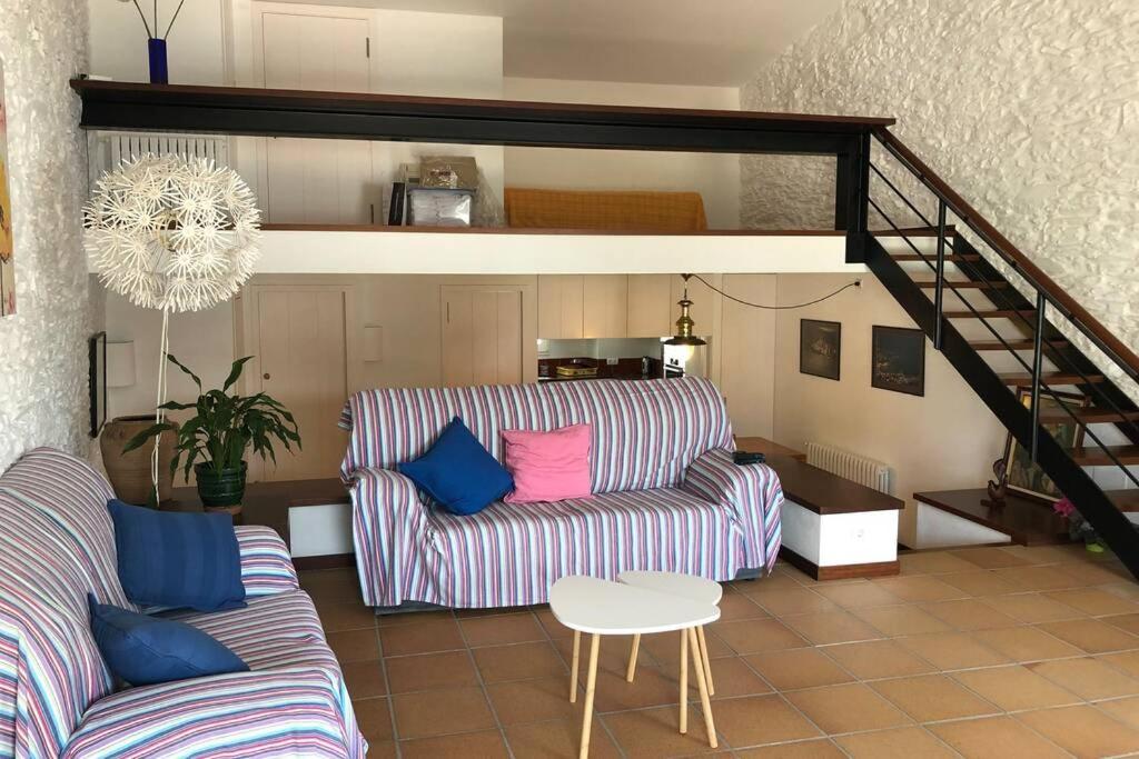 Roques - Casa En Primera Linea De Mar En *