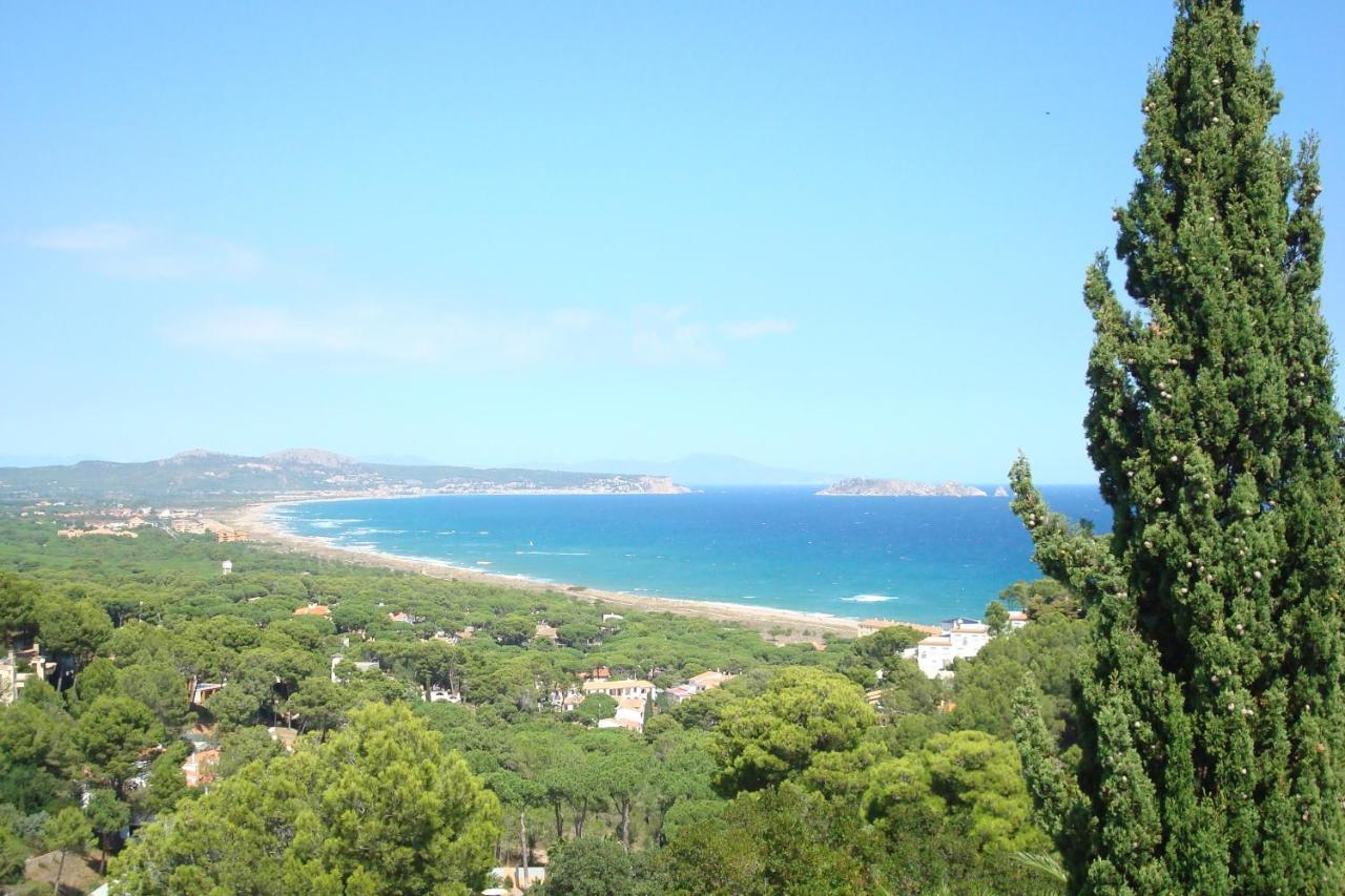 Beautiful Detached Close To Sandy Beach, Shops And Restaurants
