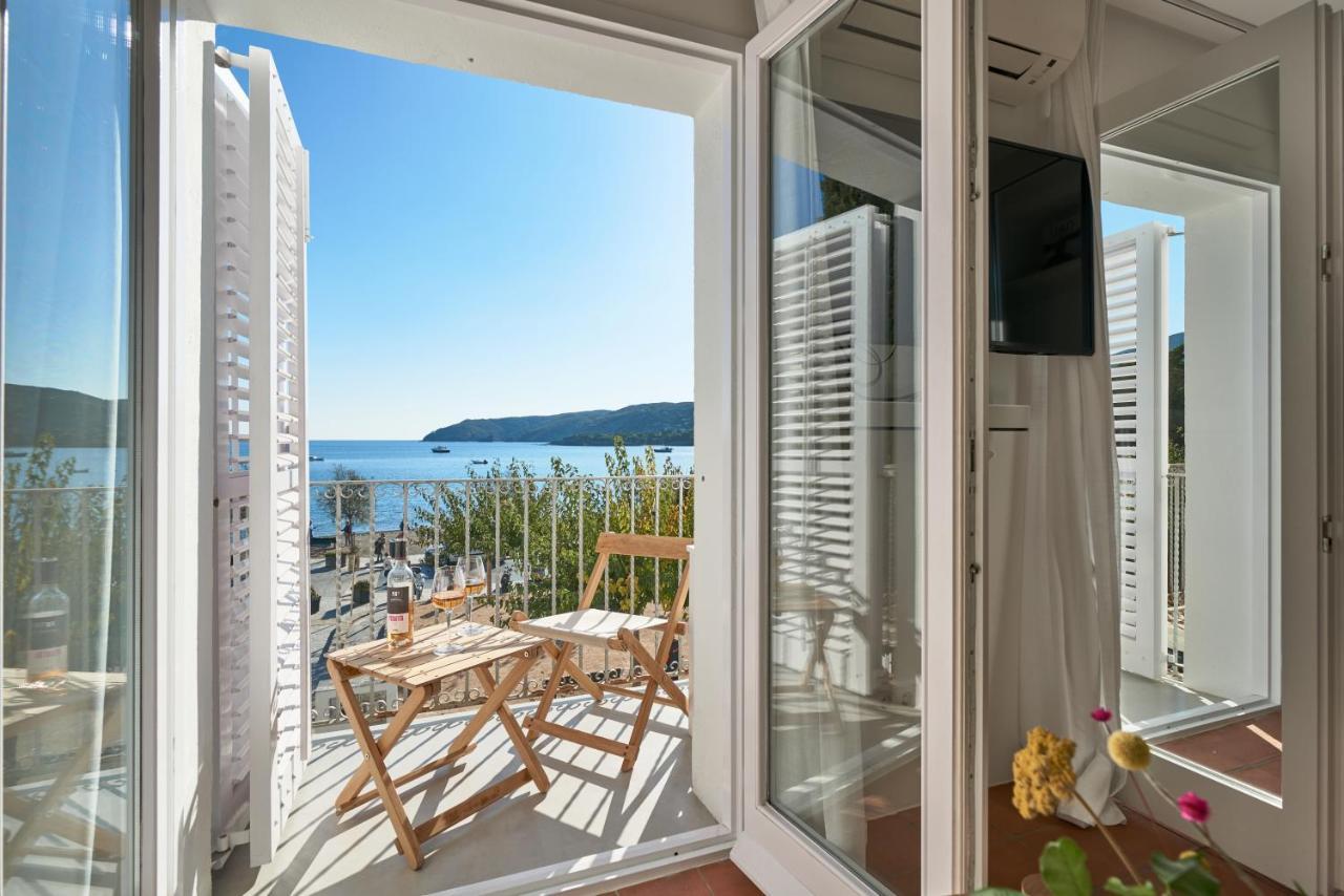 Beachfront In Center Apartment