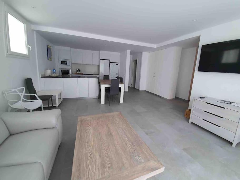 Espectacular Planta Baja Con Terraza Y Parking A 5 Min De La Playa * Cadaques