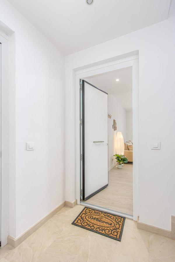 M A R I V E N T 01 Apartment Roses