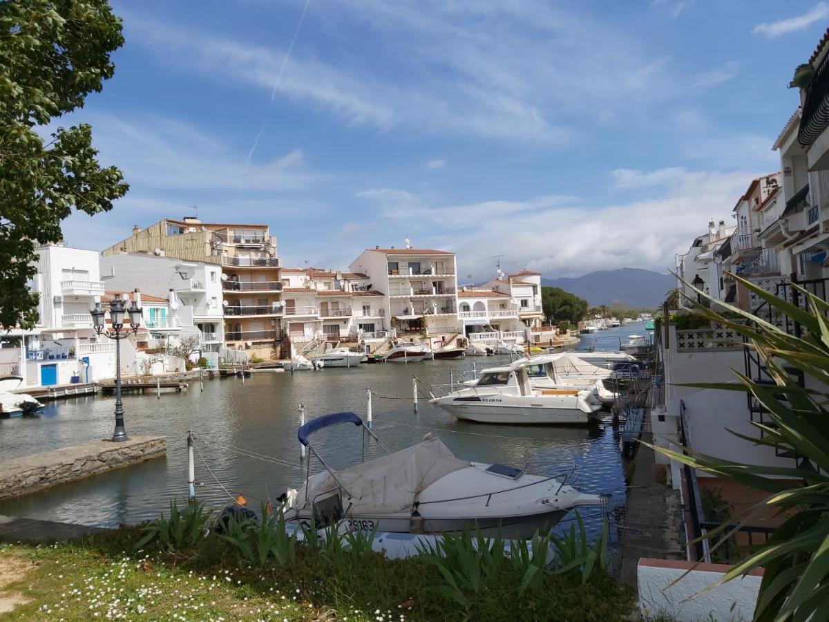 Estudi Amb Vistes Al Canal *