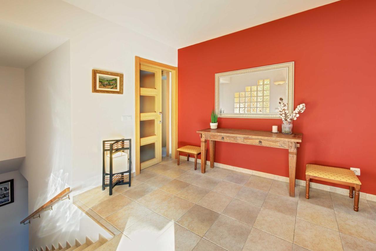 Villa La Cala With Swimming Pool & Sea View, 10 Min Walk From The Sea