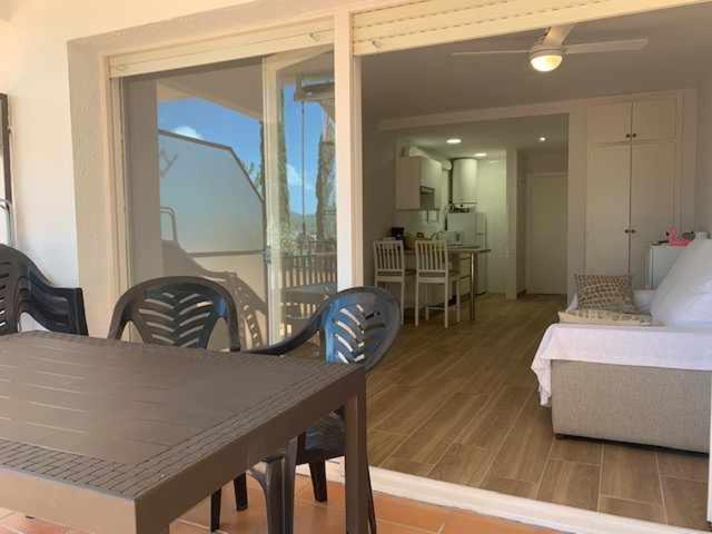 De Un Solo Ambiente Con Terraza Y Piscina Y Apartment