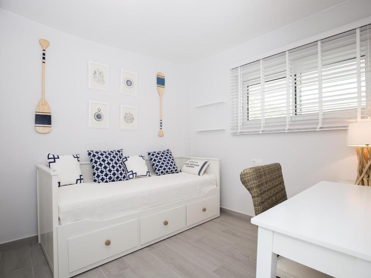 Magnifico Renovado En Primera Linea De Playa Con Terraza, Piscina Y Parking, - Es-228-109 Apartment