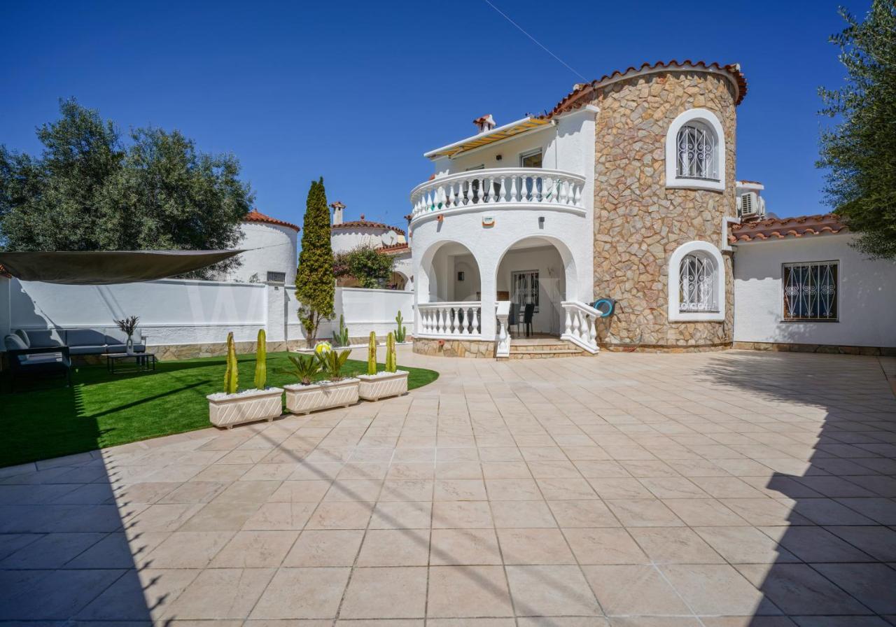 Villa Et Avec Piscine - Wehostyou Ampuriabrava