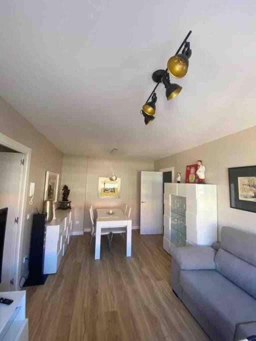 Apartamento Lujoso Piso Enfrente De Playa De Fenals, 2 Terrazas