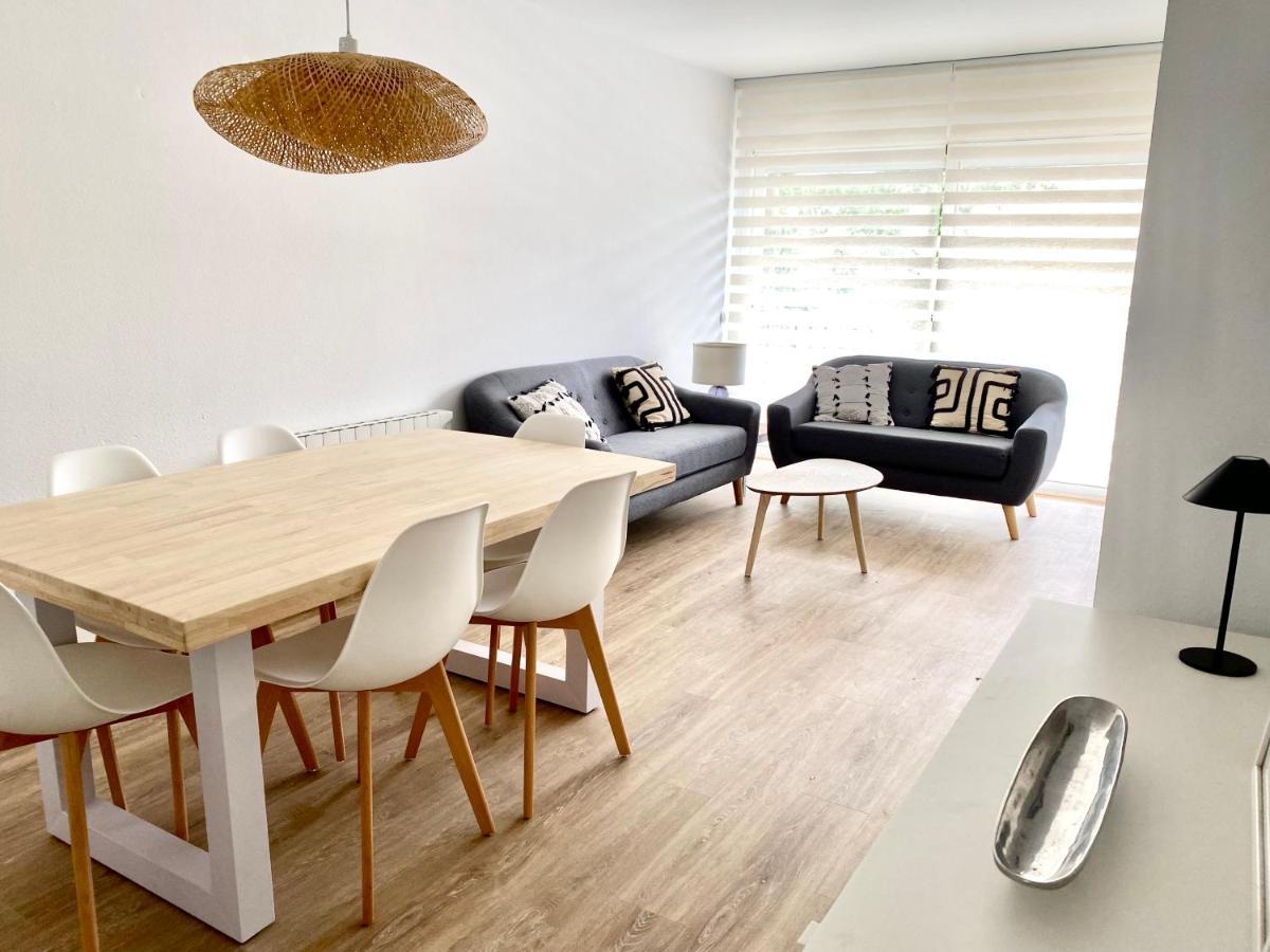 Con 3 Habitaciones, Terraza Y Jardin Comunitario Con Piscina En Apartamento