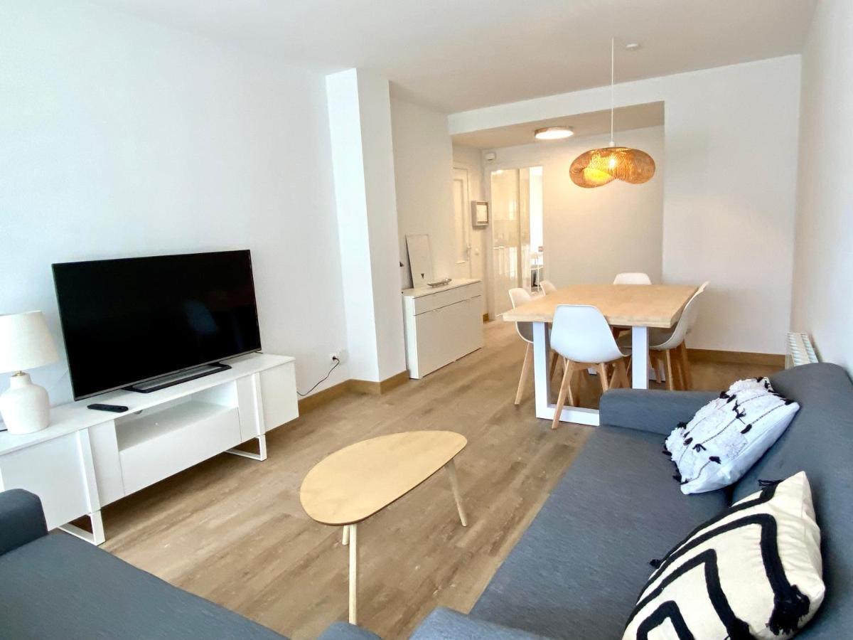 Apartamento Con 3 Habitaciones, Terraza Y Jardin Comunitario Con Piscina En *