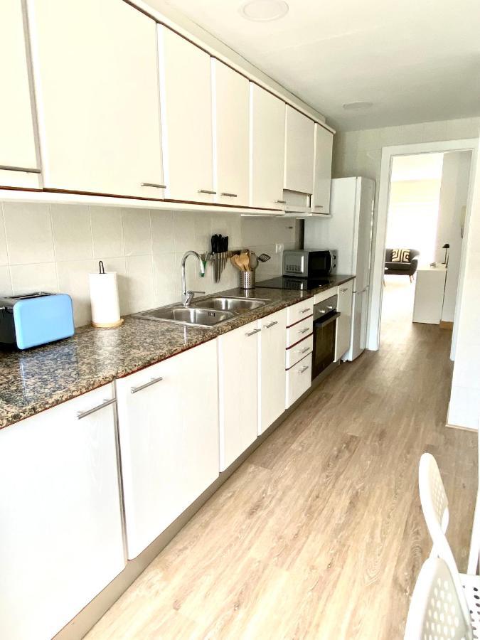 Con 3 Habitaciones, Terraza Y Jardin Comunitario Con Piscina En Apartamento
