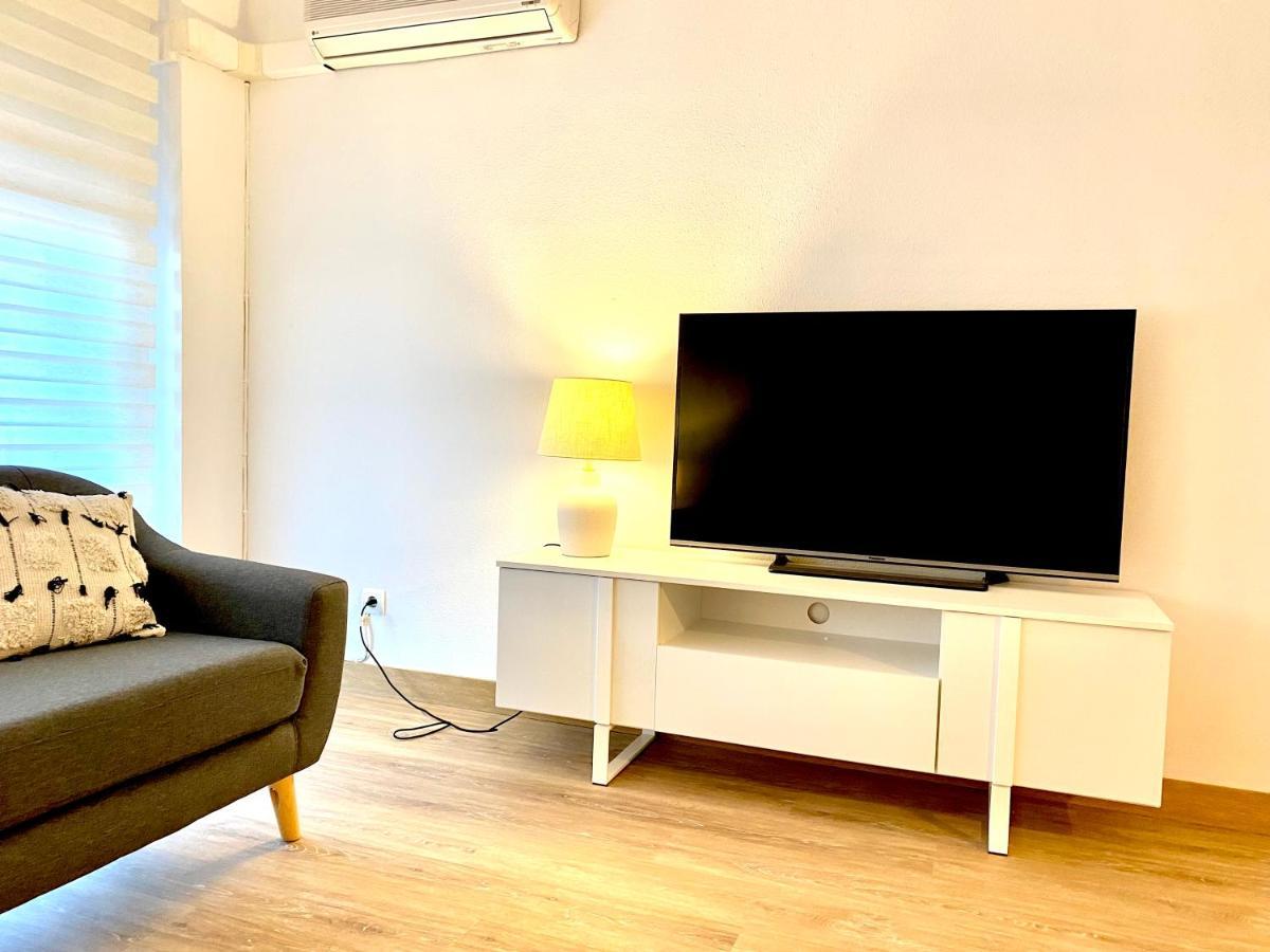 Con 3 Habitaciones, Terraza Y Jardin Comunitario Con Piscina En