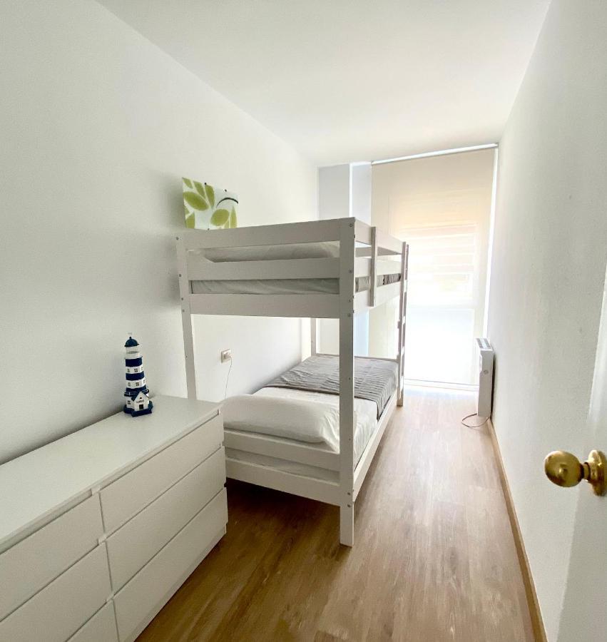 Apartamento Con 3 Habitaciones, Terraza Y Jardin Comunitario Con Piscina En *