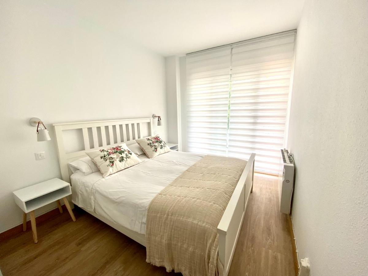 Con 3 Habitaciones, Terraza Y Jardin Comunitario Con Piscina En Sant Antoni De Calonge