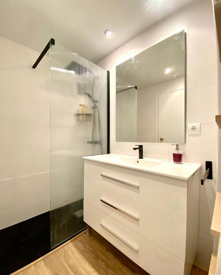 Con 3 Habitaciones, Terraza Y Jardin Comunitario Con Piscina En Apartamento Sant Antoni De Calonge