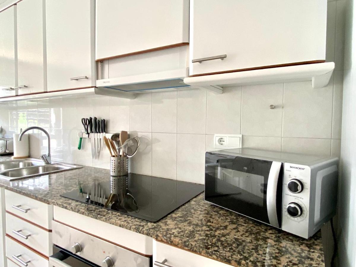 Con 3 Habitaciones, Terraza Y Jardin Comunitario Con Piscina En *