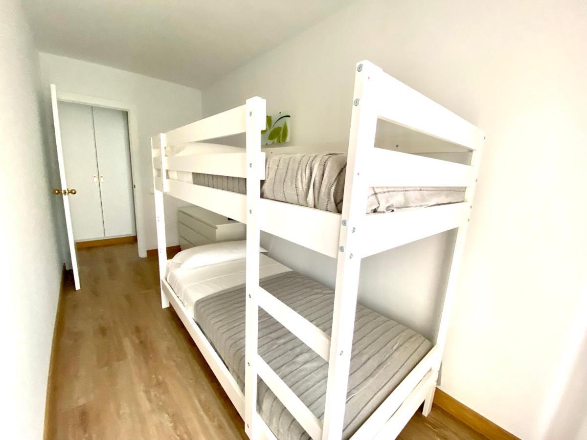 Con 3 Habitaciones, Terraza Y Jardin Comunitario Con Piscina En Apartamento Sant Antoni De Calonge