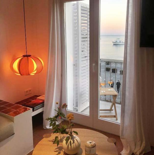 Beachfront In Center Apartment