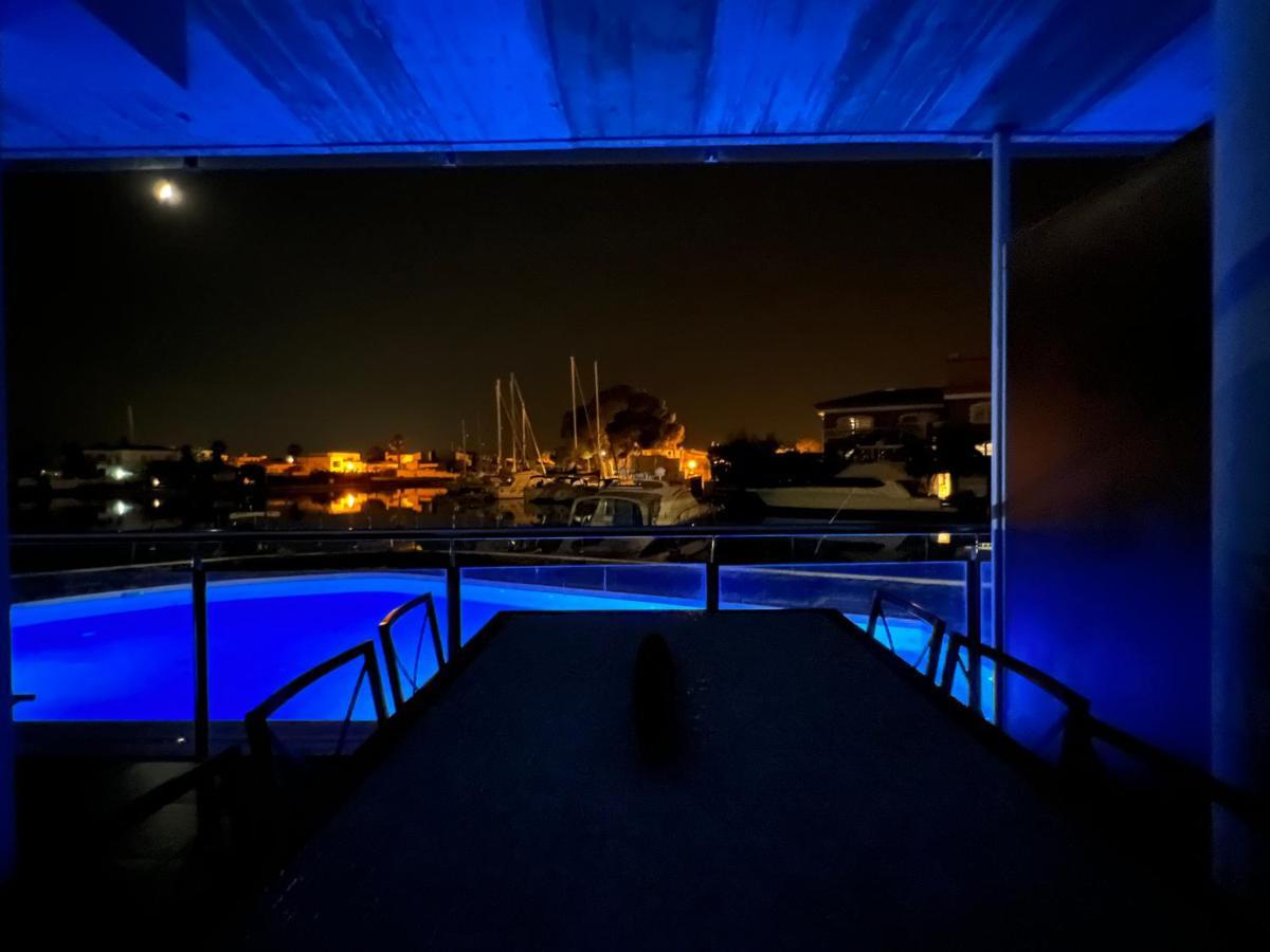 Blau Frente A Canales Y Puestas De Sol De * Rosas