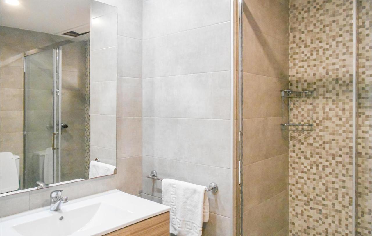 4 Bedroom Awesome In *