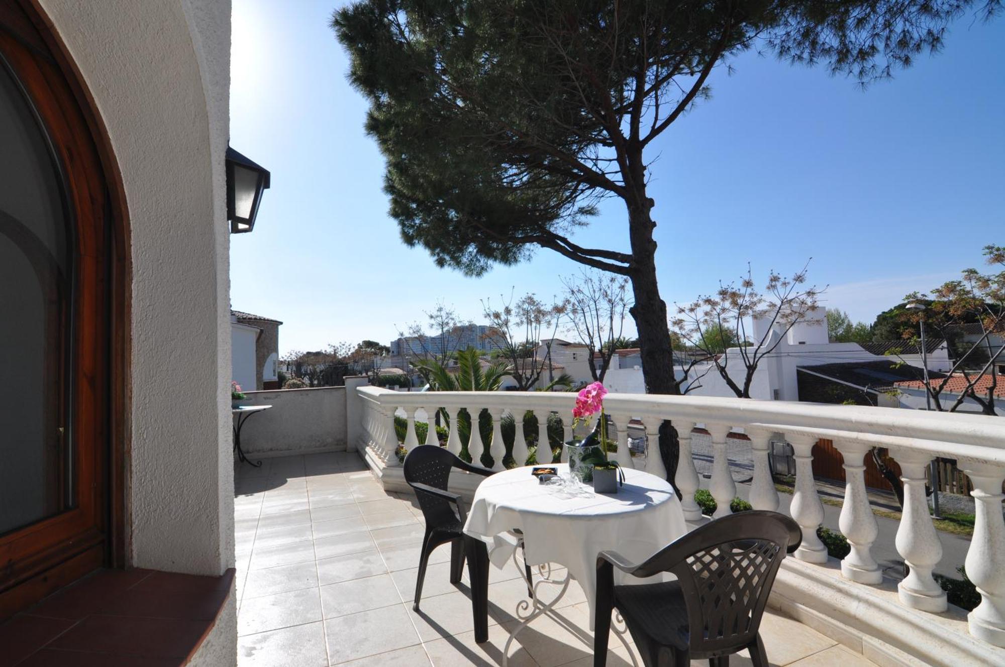 Rnet - Requesens Holiday home *