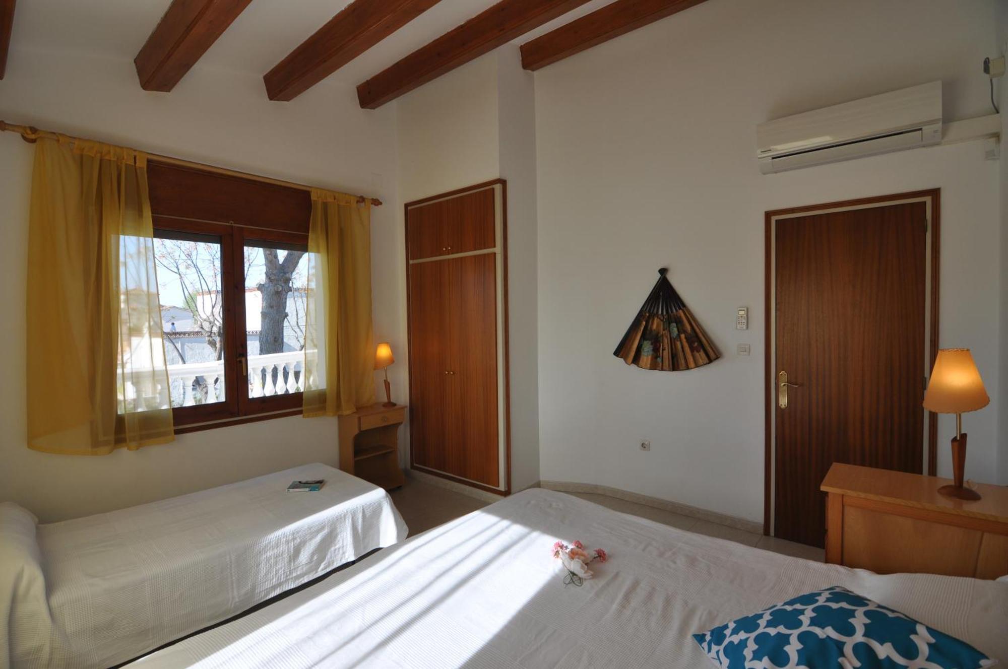 Rnet - Requesens Holiday home