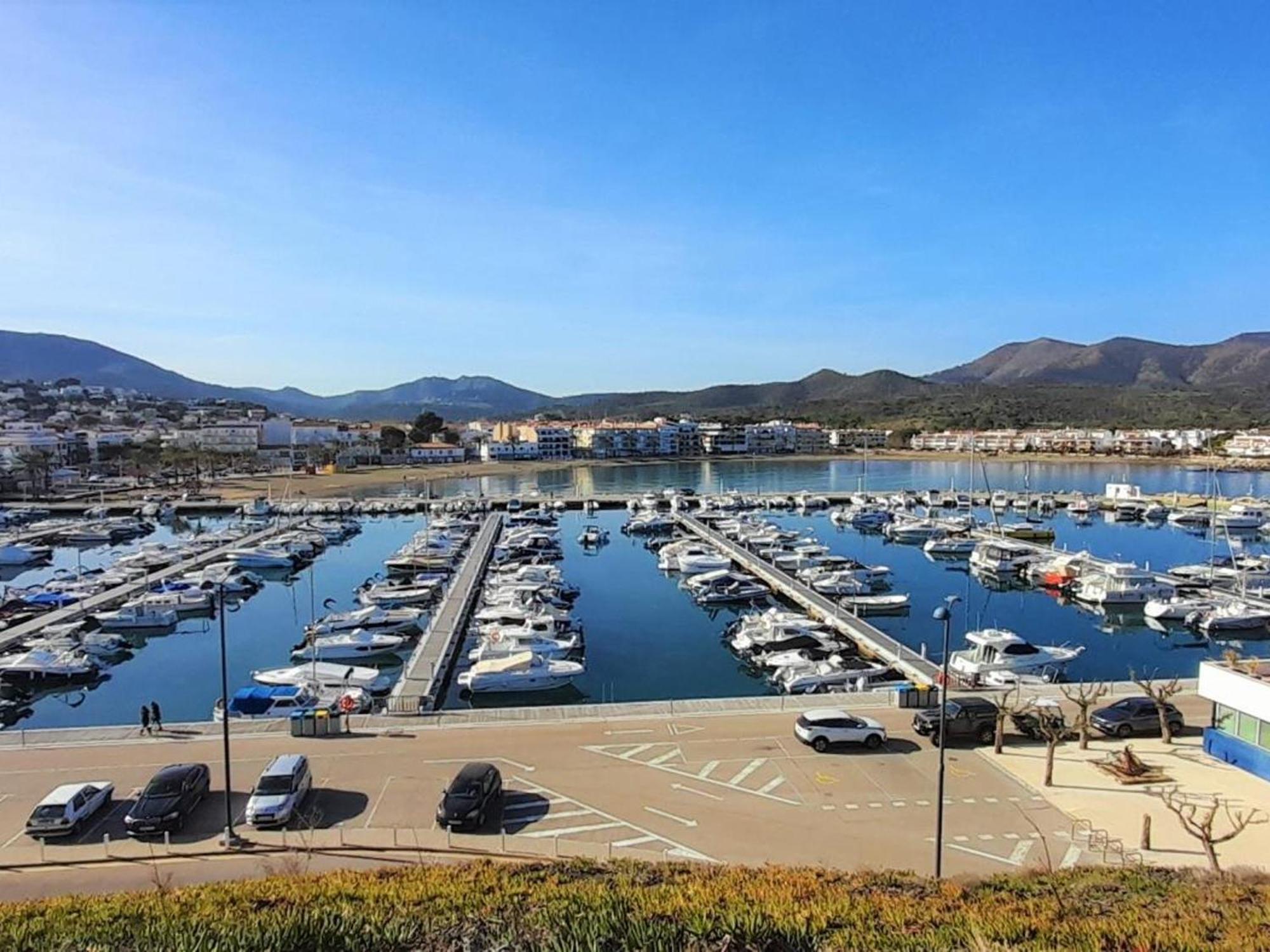 En Llanca: 2 Habitaciones, Terraza, Frente A La Playa Del Port, ¡mascotas Bienvenidas! - Es-170-78 Llanca