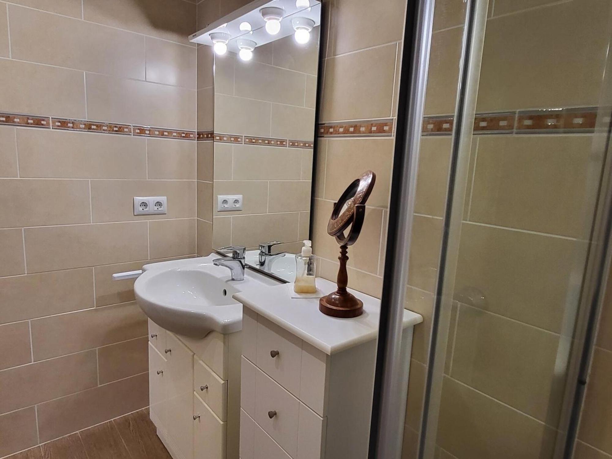 Apartamento En Planta Baja Con Piscina, A 600m De Playa Y Centro En - Es-323-39 *