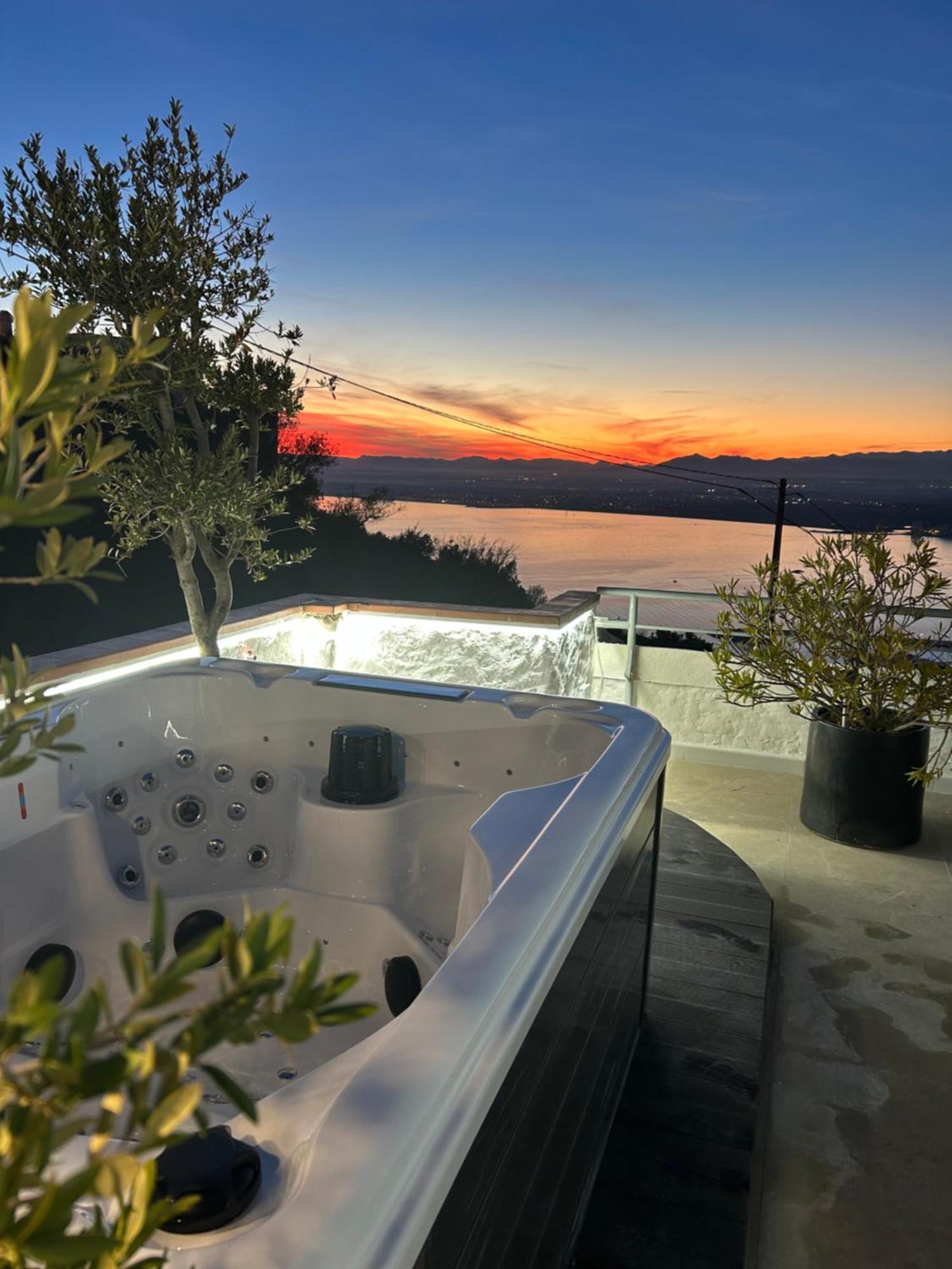 Duplex Avec Terrasse Magnifique Jacuzzi Vue Apartment Roses