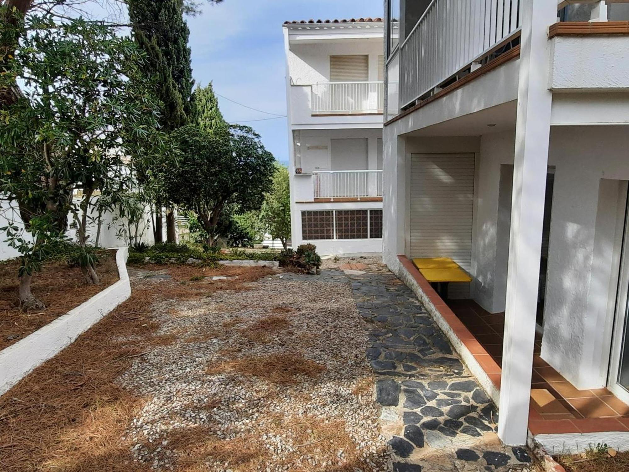 Amplio En Planta Baja Con Terraza Y Jardin, Cerca De La Playa Carboneras, - Es-170-1 * Llançà