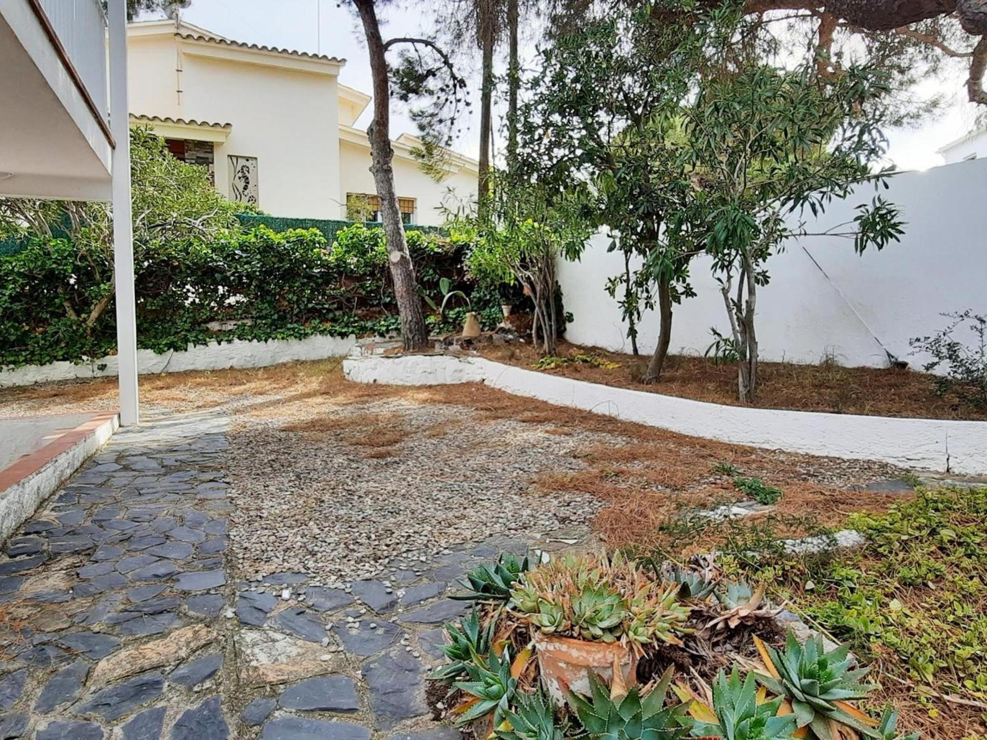 Apartamento Amplio En Planta Baja Con Terraza Y Jardin, Cerca De La Playa Carboneras, - Es-170-1 Llançà