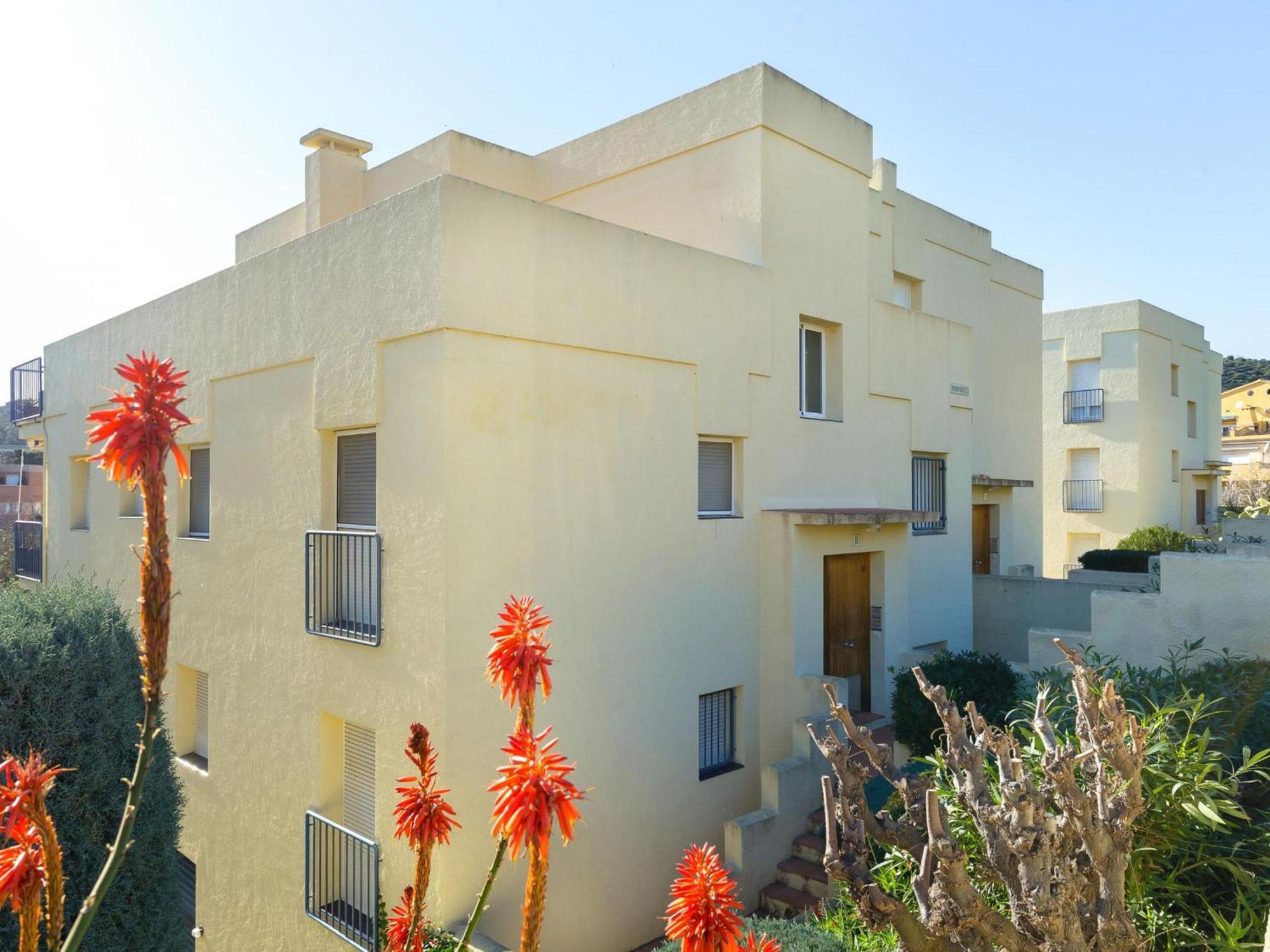 Con Terraza A 150 M De La Playa De Grifeu, Ideal 4 Personas - Es-228-50