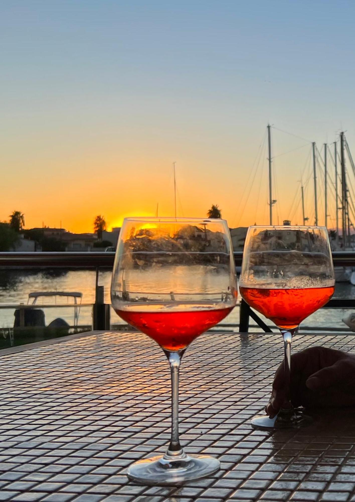Blau Frente A Canales Y Puestas De Sol De Apartamento *