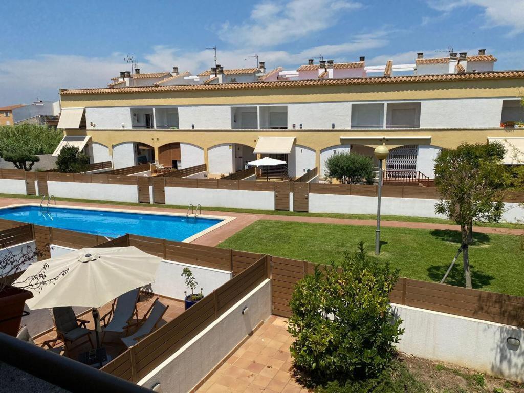 Сasa de vacaciones Casa Pareada Con Piscina L' Escala
