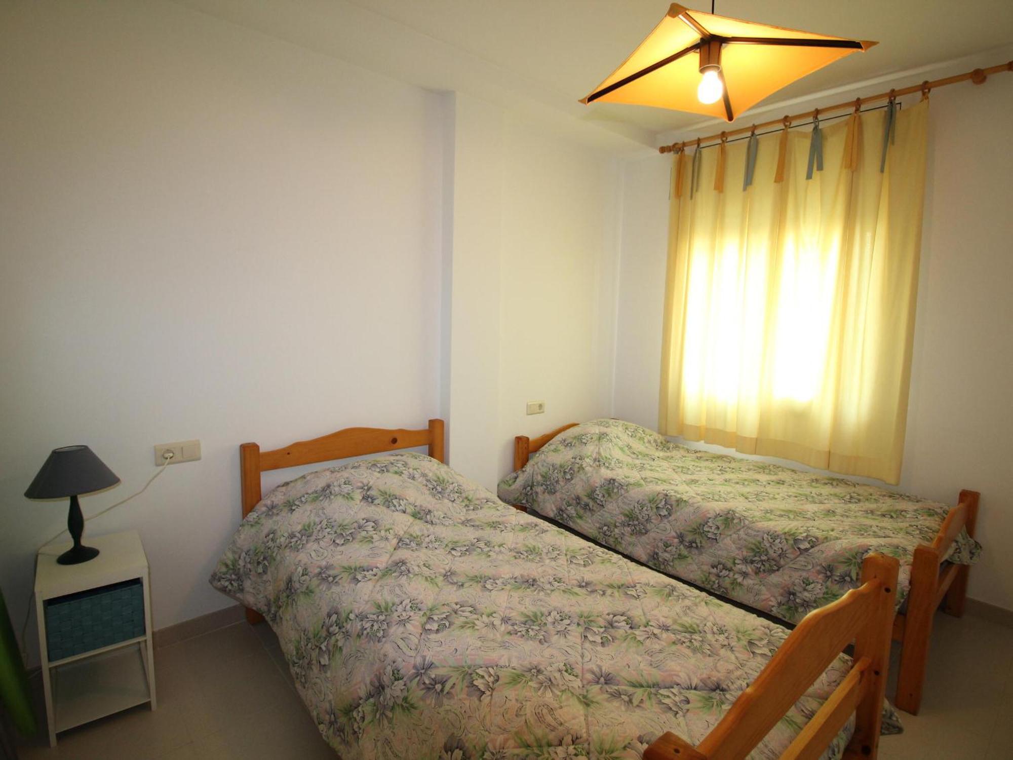 Con Terraza A 150 M De La Playa De Grifeu, Ideal 4 Personas - Es-228-50 Apartamento