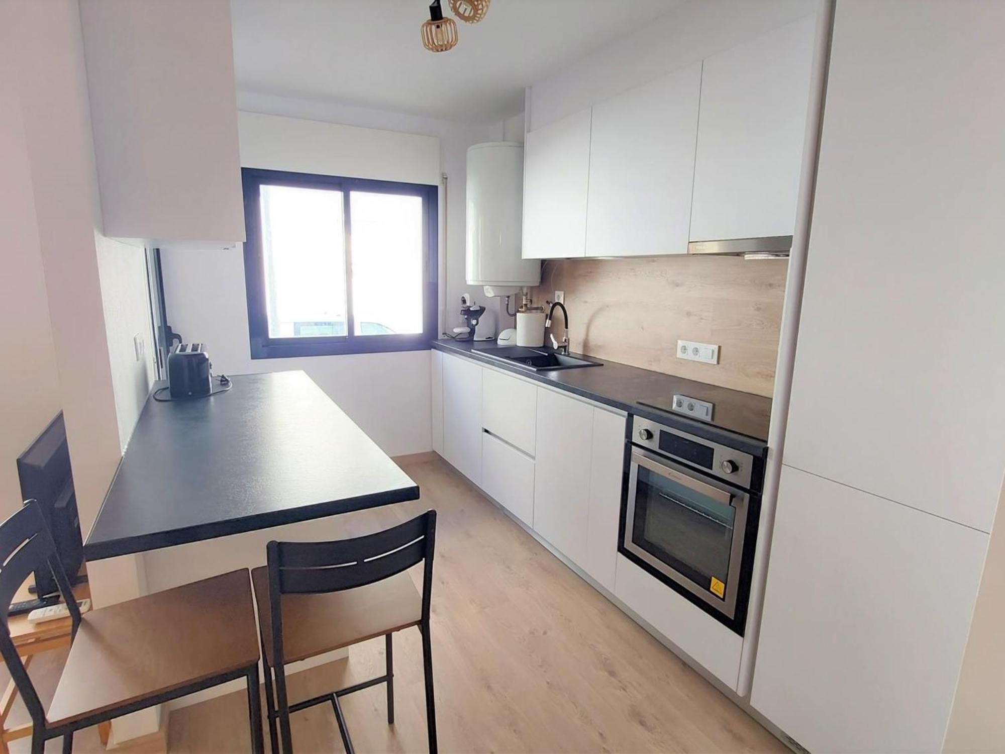 En Llanca: 2 Habitaciones, Terraza, Frente A La Playa Del Port, ¡mascotas Bienvenidas! - Es-170-78