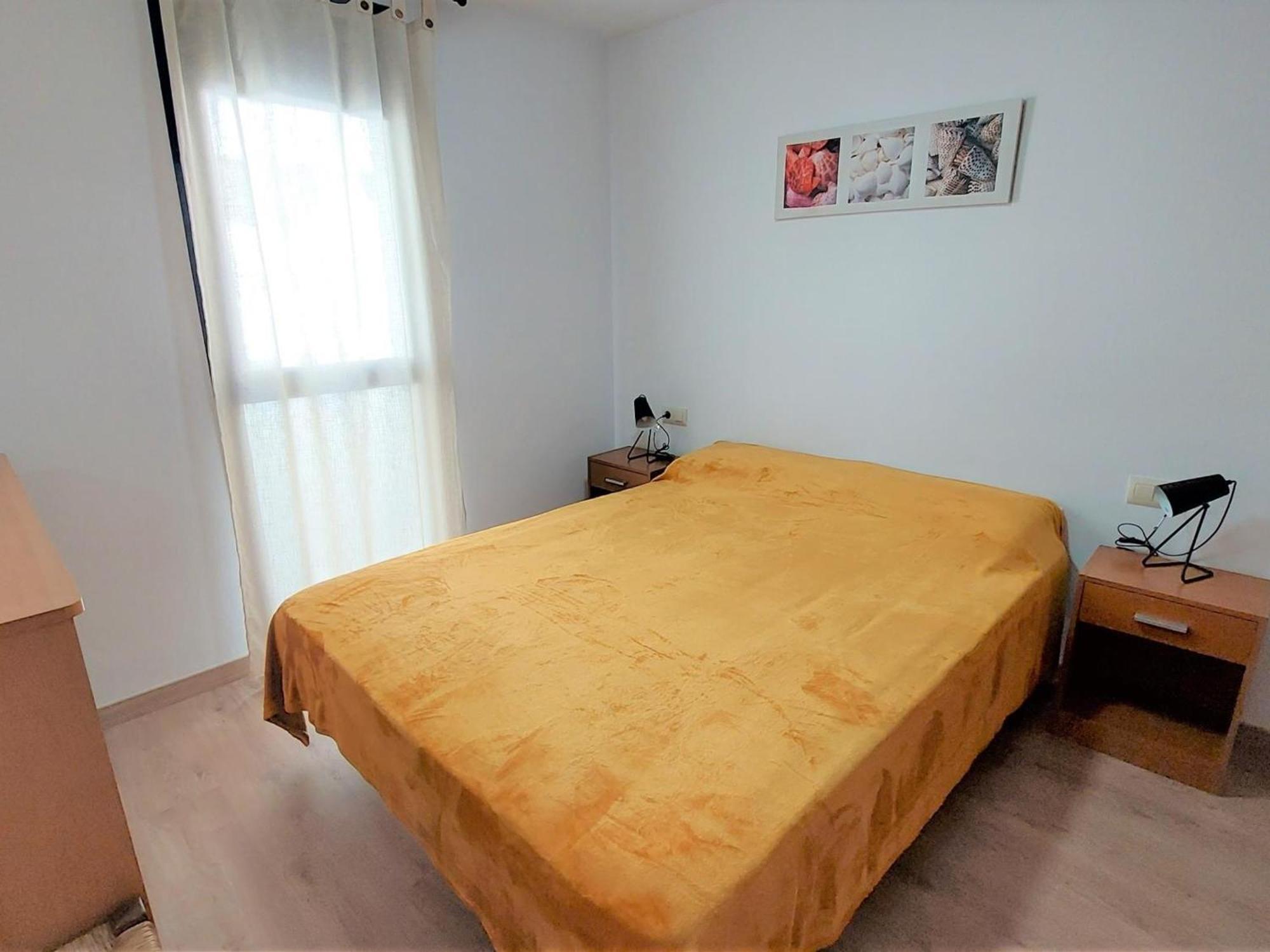 En Llanca: 2 Habitaciones, Terraza, Frente A La Playa Del Port, ¡mascotas Bienvenidas! - Es-170-78 * Llanca